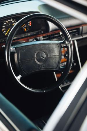 Mercedes-Benz 560 ТEL by Caro International 1990 года 